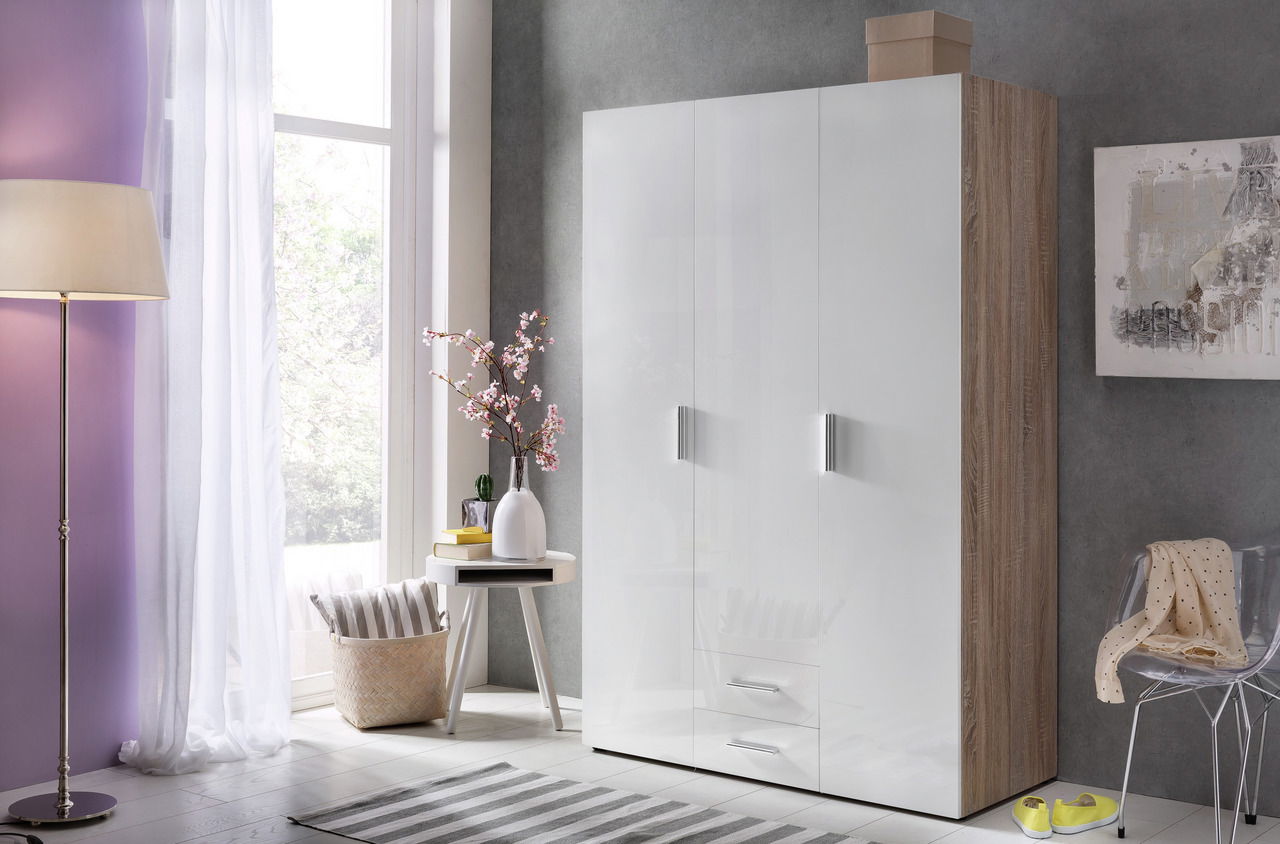 XORA Kleiderschrank MALTA Moderner Kleiderschrank mit weißer Hochglanzfront und Holzseiten, frontal fotografiert in einem stilvoll eingerichteten Raum.