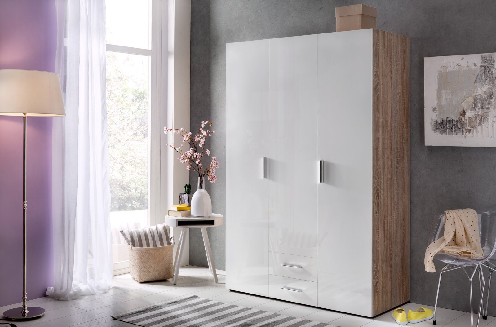Moderner Kleiderschrank mit weißer Hochglanzfront und Holzseiten, frontal fotografiert in einem stilvoll eingerichteten Raum.