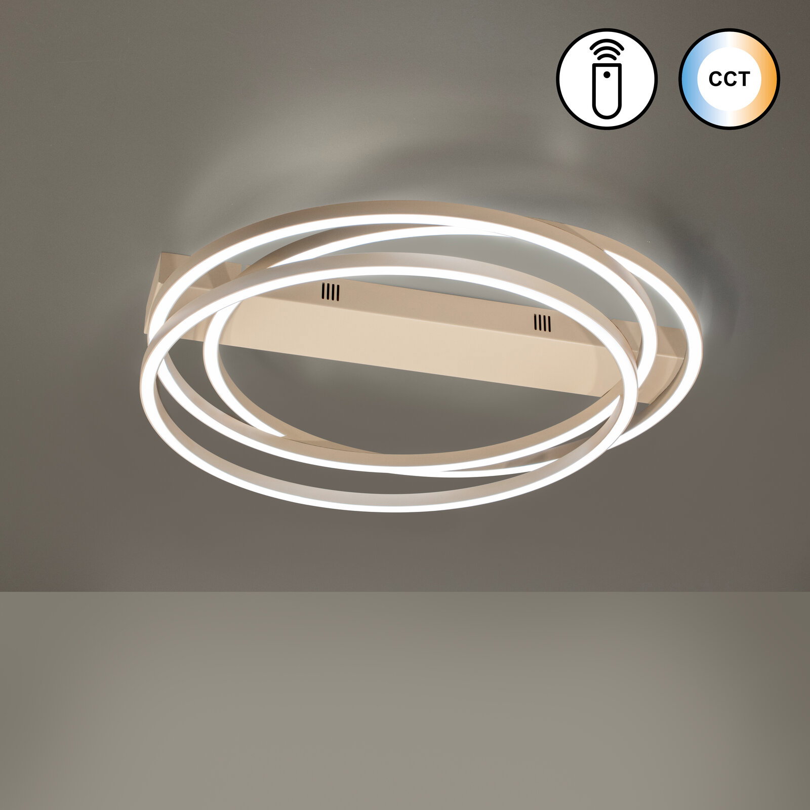 Moderne LED-Deckenleuchte mit drei überlappenden Leuchtringen in warmweißem Licht, Deckenmontage in Draufsicht von unten; mit Fernbedienungs- und CCT-Farbtemperatur-Symbolen.
