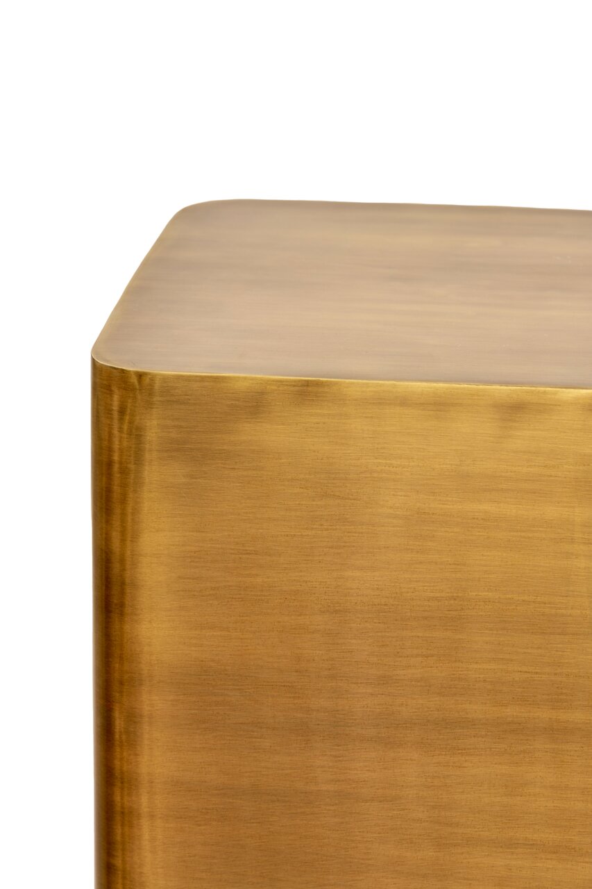 Nahaufnahme einer goldenen Säule mit abgerundeten Ecken, Perspektive von oben.