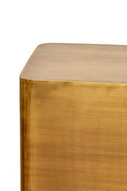 Nahaufnahme einer goldenen Säule mit abgerundeten Ecken, Perspektive von oben.