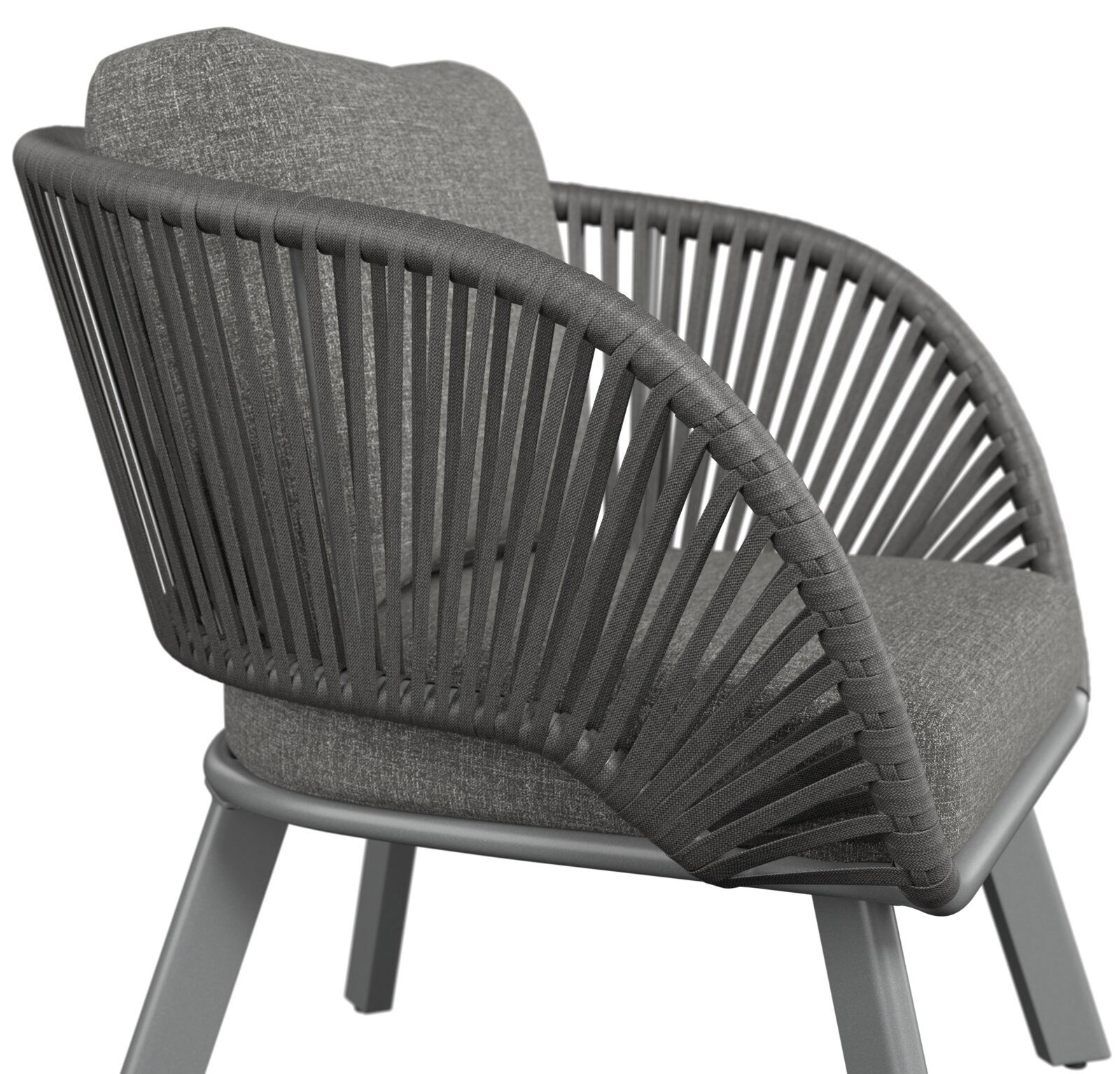 Moderner Loungesessel mit grauem Stoffbezug und geflochtenen Armlehnen, seitliche Perspektive