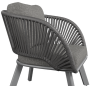 Moderner Loungesessel mit grauem Stoffbezug und geflochtenen Armlehnen, seitliche Perspektive