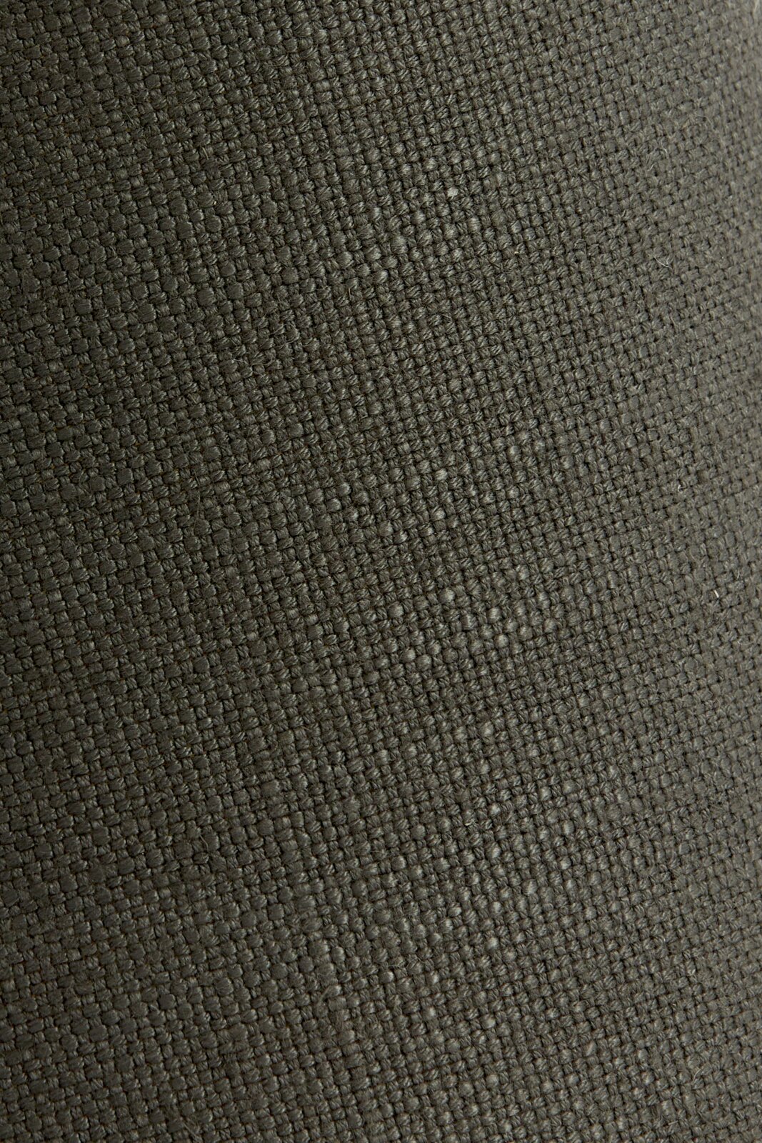 Nahaufnahme eines dunkelgrauen Lampenschirms mit texturierter Oberfläche.