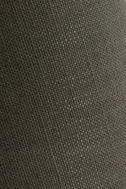 Nahaufnahme eines dunkelgrauen Lampenschirms mit texturierter Oberfläche.