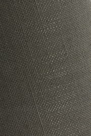 Nahaufnahme eines dunkelgrauen Lampenschirms mit texturierter Oberfläche.