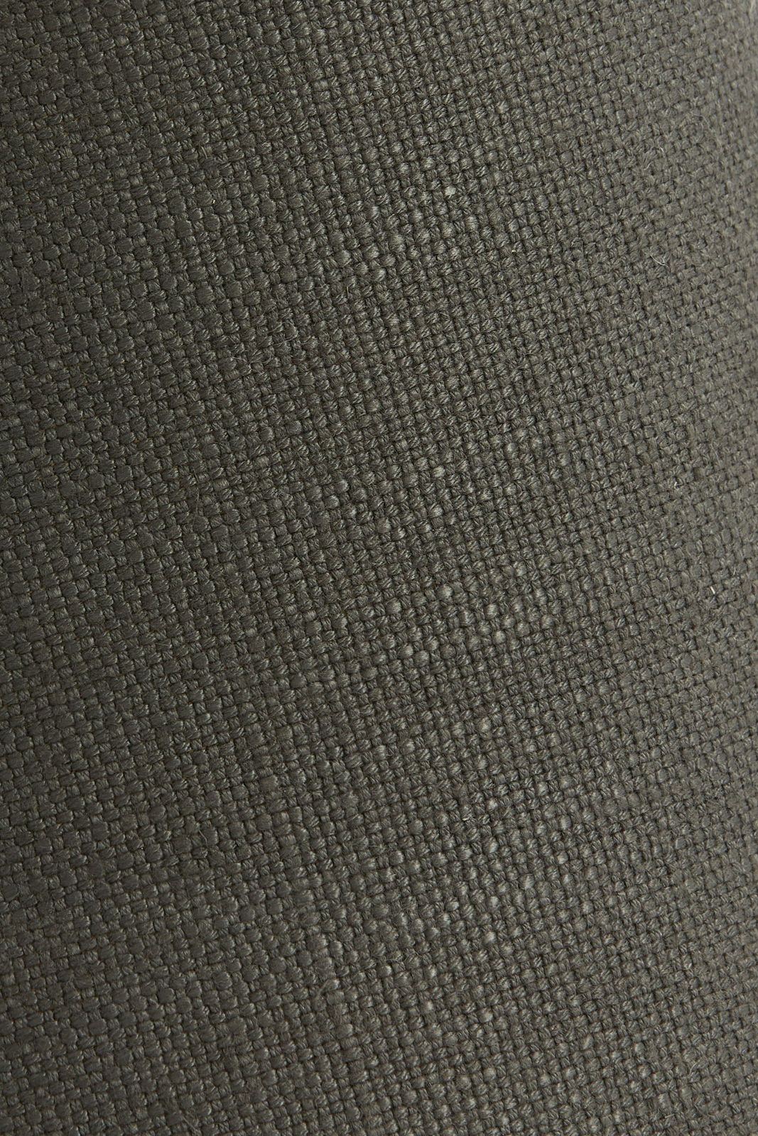 Nahaufnahme eines dunkelgrauen Lampenschirms mit texturierter Oberfläche.