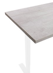 Eckansicht einer grauen Tischplatte mit glatter Oberfläche auf einem weißen Tischgestell.