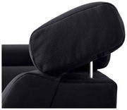 Nahaufnahme einer schwarzen Kopfstütze eines Sofas aus Leder, seitliche Perspektive.