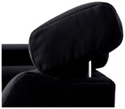 Nahaufnahme einer schwarzen Kopfstütze eines Sofas aus Leder, seitliche Perspektive.