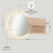 Runder Wandspiegel mit integrierter LED-Beleuchtung und seitlichem Holzregal mit zwei Ablagen, Maße ca. 133 cm Breite, Spiegel Ø 70 cm, Regalhöhe 52 cm, Ablagetiefe 16,6 cm, dargestellt in Frontansicht mit leicht seitlicher Perspektive.