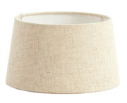 Beiger, runder Lampenschirm aus Stoff in Nahaufnahme, seitliche Perspektive