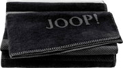 Zusammengefaltete JOOP! Wohndecke/Decke in Dunkelgrau und Grau mit eingewebtem JOOP!-Schriftzug und Zierstich-Kante, frontal in leicht schräger Perspektive auf weißem Hintergrund