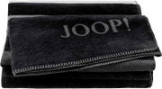 Zusammengefaltete JOOP! Wohndecke/Decke in Dunkelgrau und Grau mit eingewebtem JOOP!-Schriftzug und Zierstich-Kante, frontal in leicht schräger Perspektive auf weißem Hintergrund