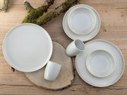 Kombiservice 16-tlg in natürlicher Holz- und Moosumgebung aus der Vogelperspektive