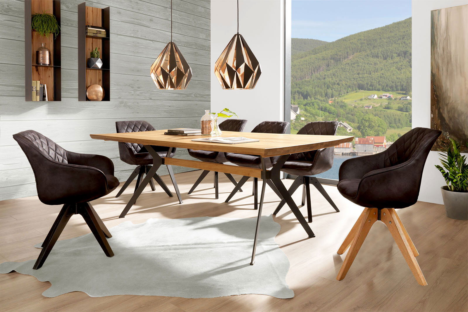 Esszimmer mit modernem Esstisch aus Holz und sechs gepolsterten Stühlen in dunklem Stoff, seitliche Perspektive.