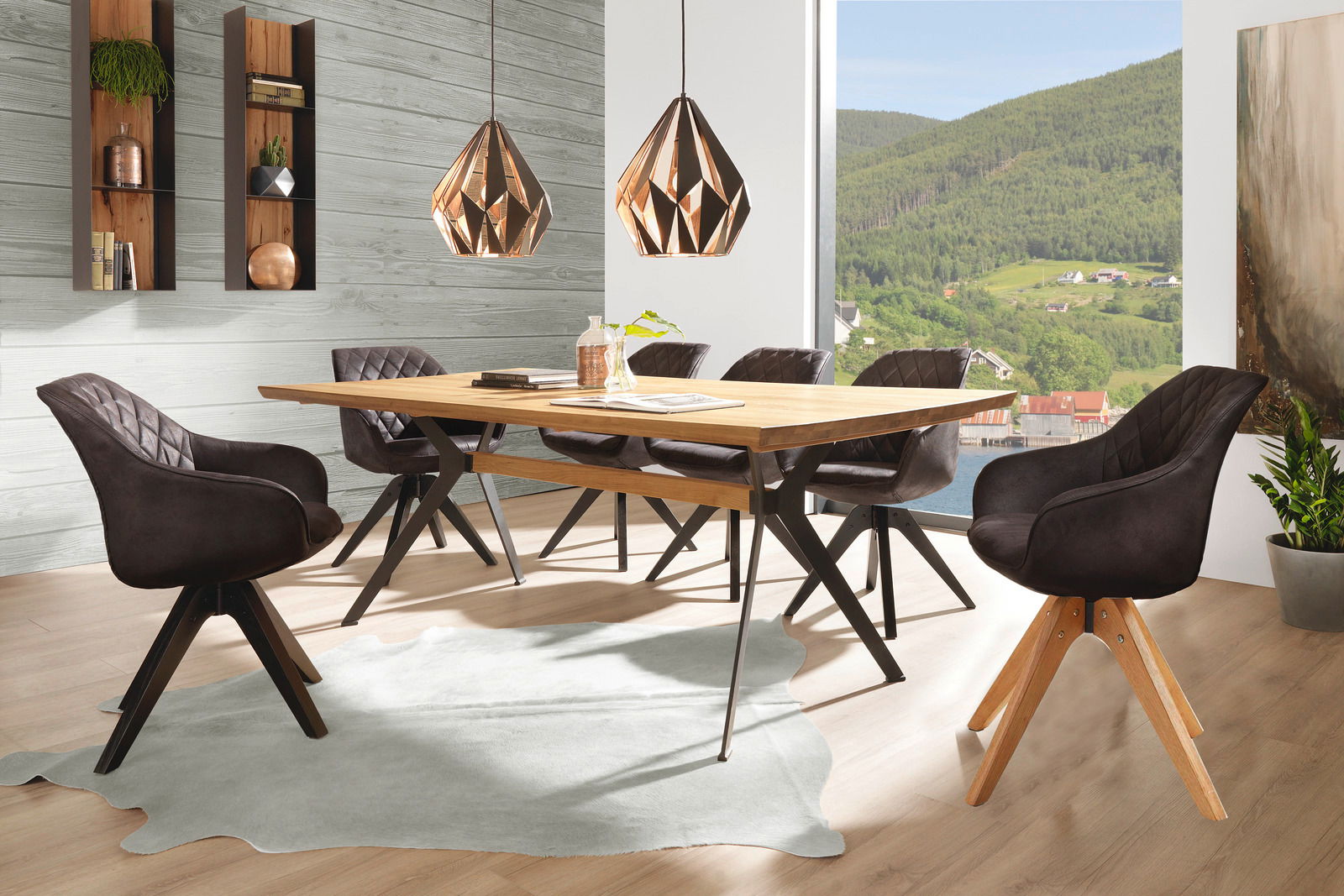 Esszimmer mit modernem Esstisch aus Holz und sechs gepolsterten Stühlen in dunklem Stoff, seitliche Perspektive.