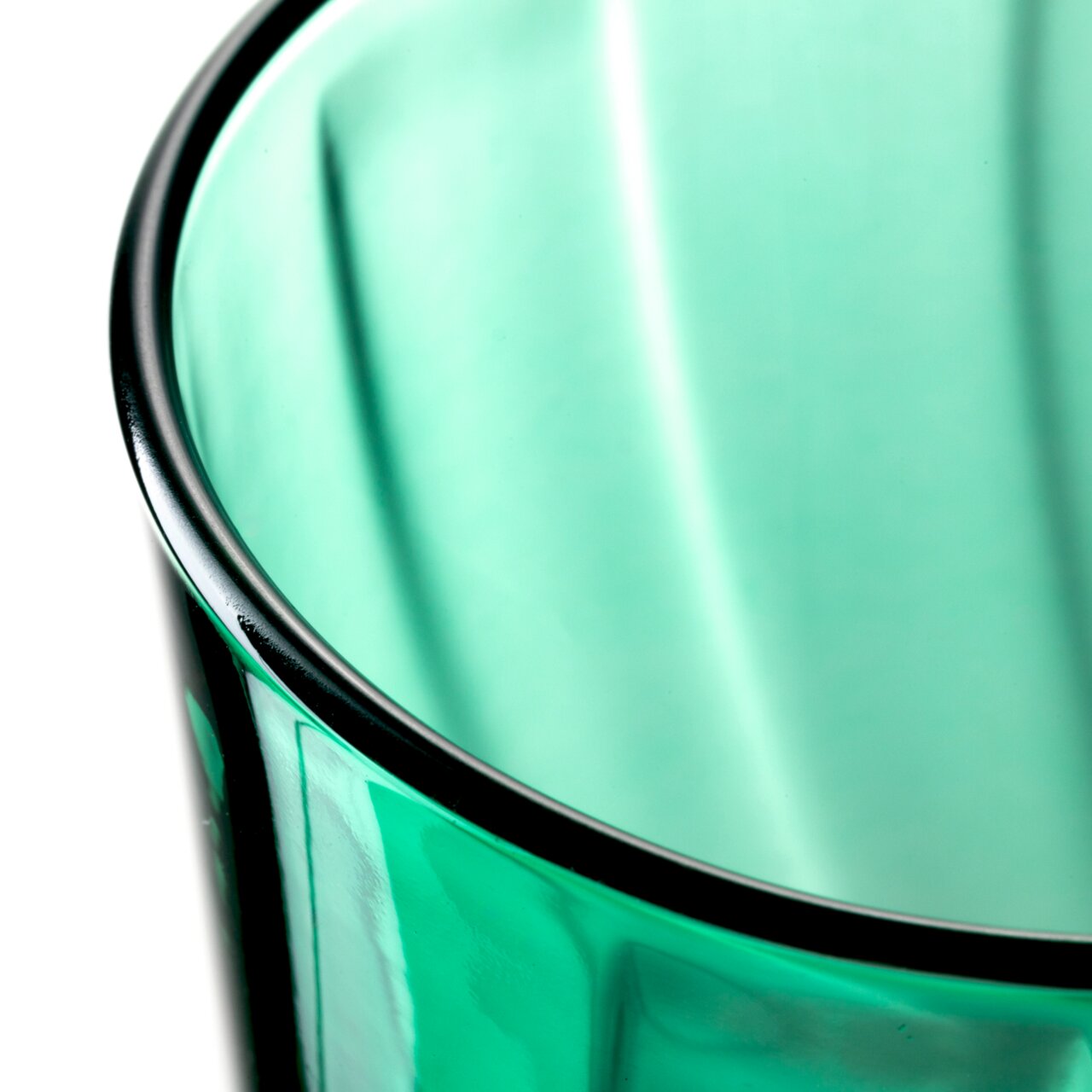 Close-up van een groen Twist-drinkglas met een gebogen vorm, gezien van bovenaf.