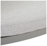 Nahaufnahme eines hellgrauen, strukturierten Sitzpolsters eines Gartensessels, seitliche Perspektive