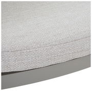 Nahaufnahme eines hellgrauen, strukturierten Sitzpolsters eines Gartensessels, seitliche Perspektive