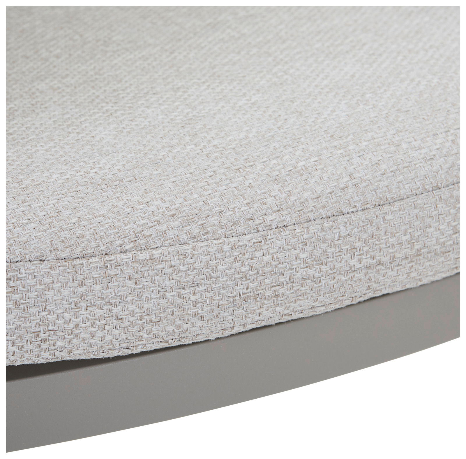 Nahaufnahme eines hellgrauen, strukturierten Sitzpolsters eines Gartensessels, seitliche Perspektive