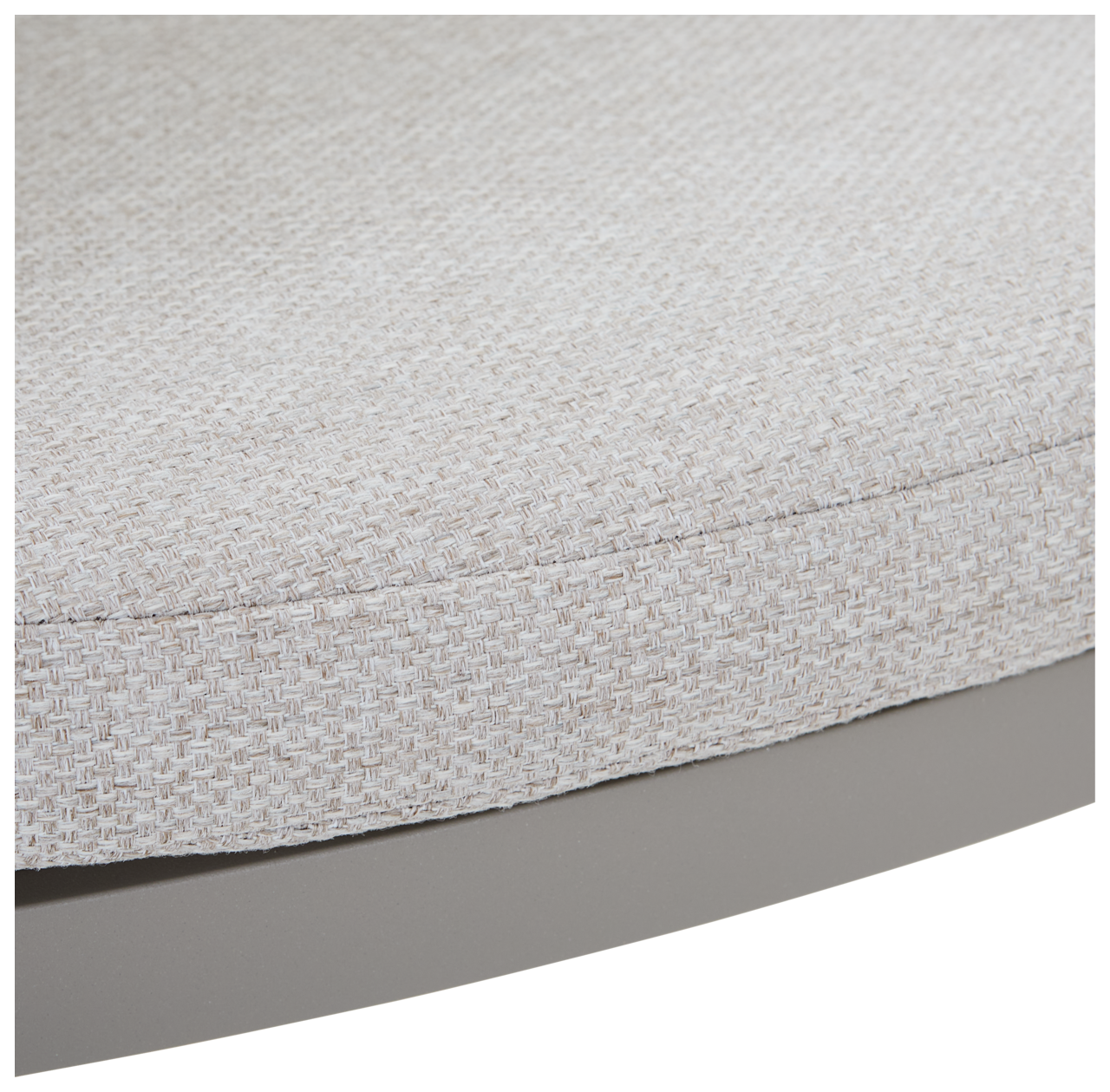 Nahaufnahme eines hellgrauen, strukturierten Sitzpolsters eines Gartensessels, seitliche Perspektive