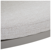 Nahaufnahme eines hellgrauen, strukturierten Sitzpolsters eines Gartensessels, seitliche Perspektive