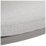 Nahaufnahme eines hellgrauen, strukturierten Sitzpolsters eines Gartensessels, seitliche Perspektive