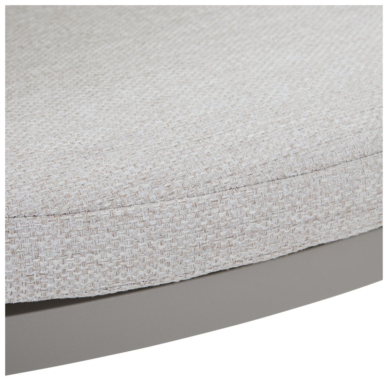 Nahaufnahme eines hellgrauen, strukturierten Sitzpolsters eines Gartensessels, seitliche Perspektive