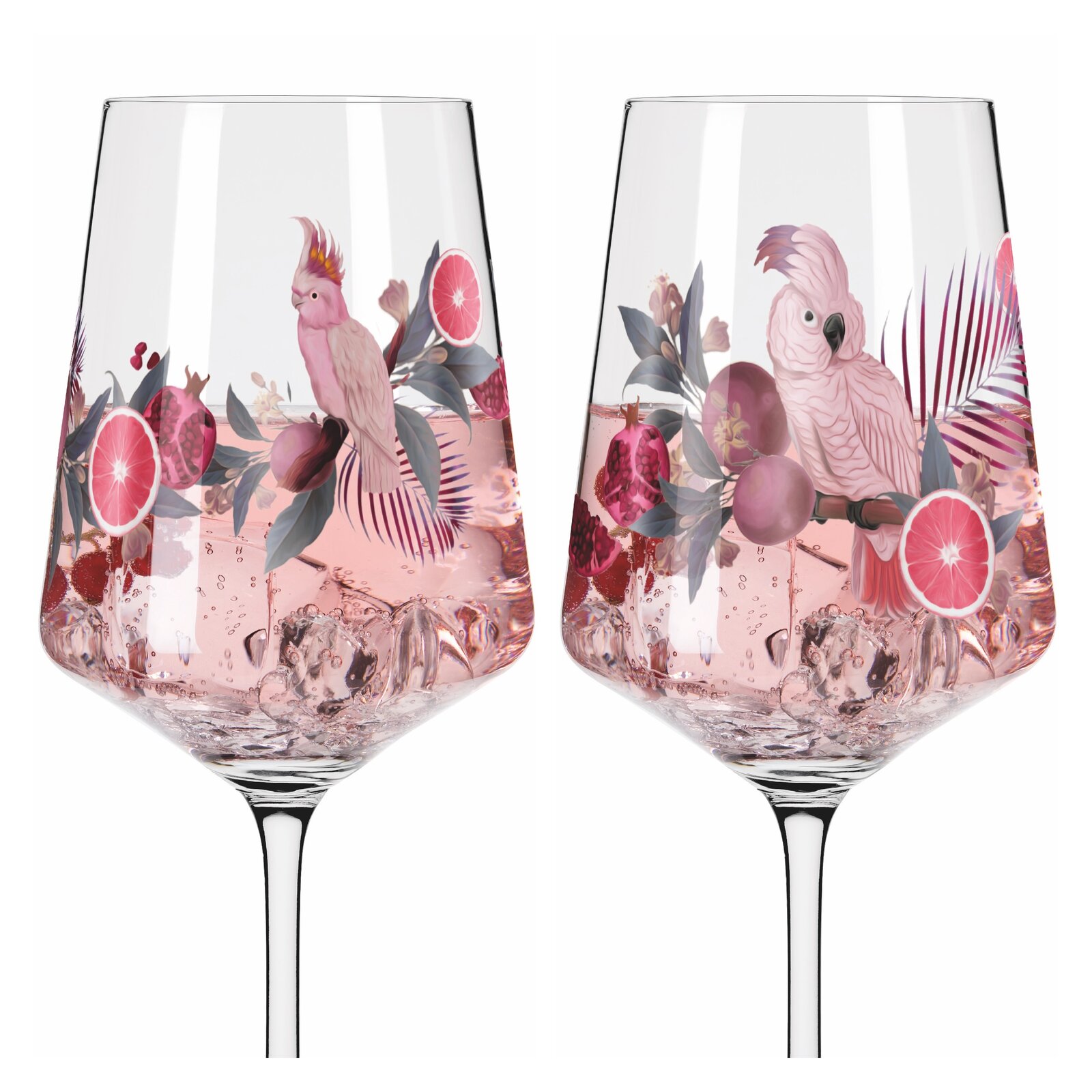 Zwei Weingläser mit tropischem Design, verziert mit rosa Kakadus, Granatäpfeln und Grapefruits, gefüllt mit rosa Getränk und Eiswürfeln, seitliche Perspektive.
