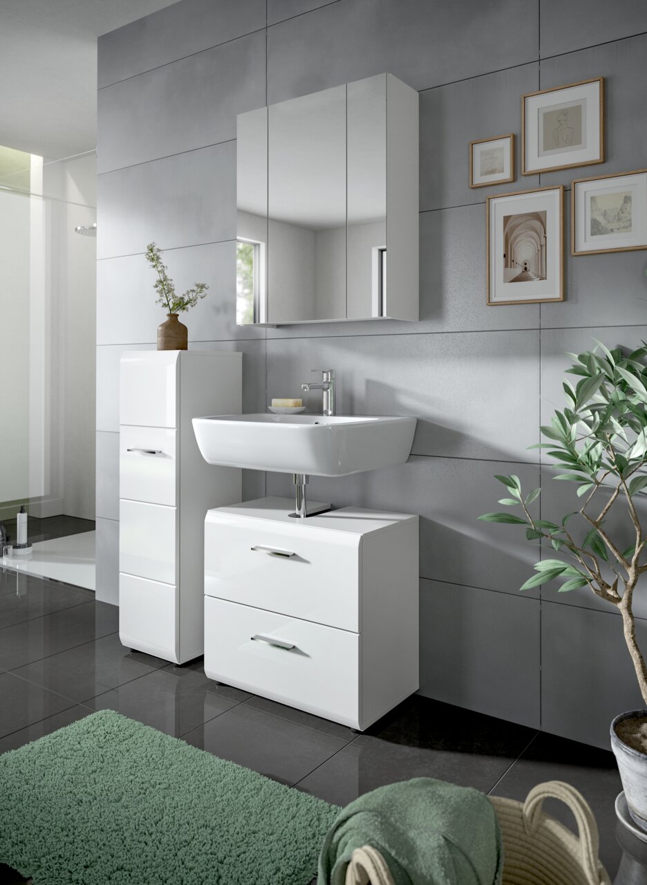 Modernes Badmöbel-Set in Weiß mit Waschbecken, Unterschrank mit zwei Schubladen, Hochschrank und Spiegelschrank an grauer Fliesenwand, Perspektive: leicht schräg von vorn
