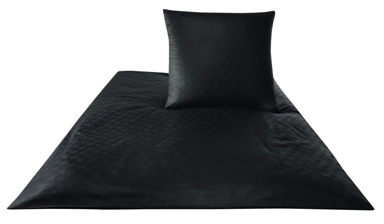 Schwarze Bettwäsche mit dezentem Muster, bestehend aus einem Kissenbezug und einem Bettdeckenbezug, aus der Vogelperspektive fotografiert.