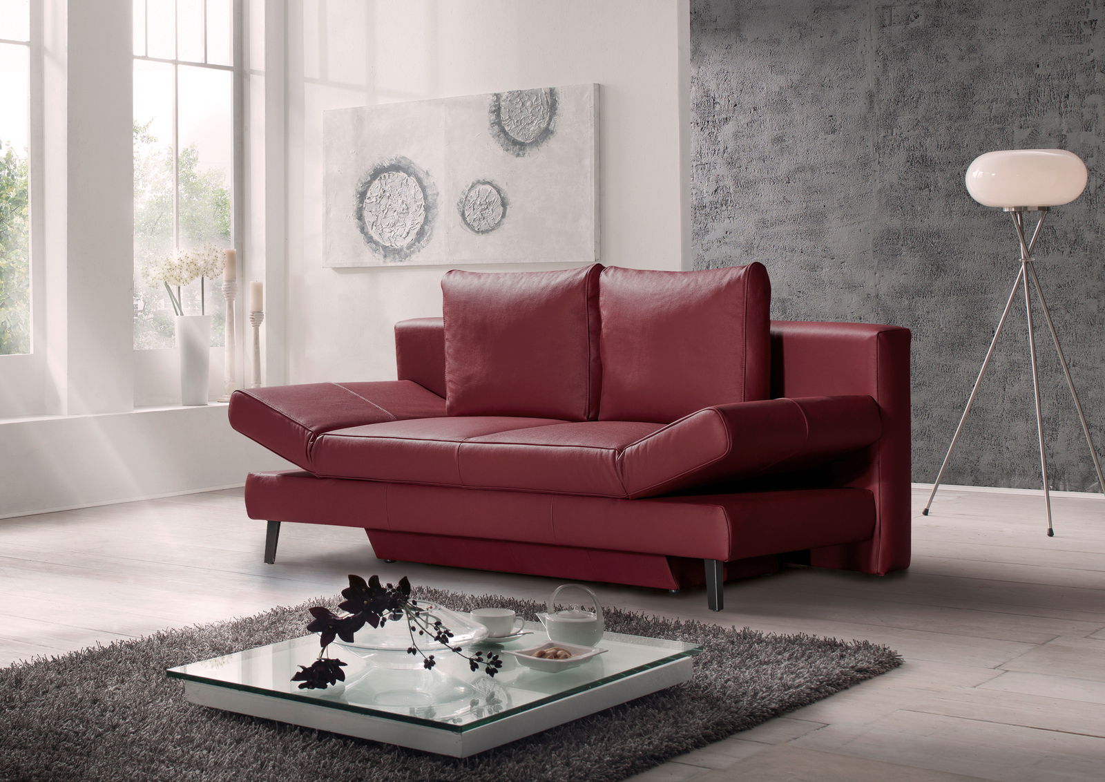 Rotes Querschläfer-Sofa in einem modernen Wohnzimmer, seitliche Perspektive