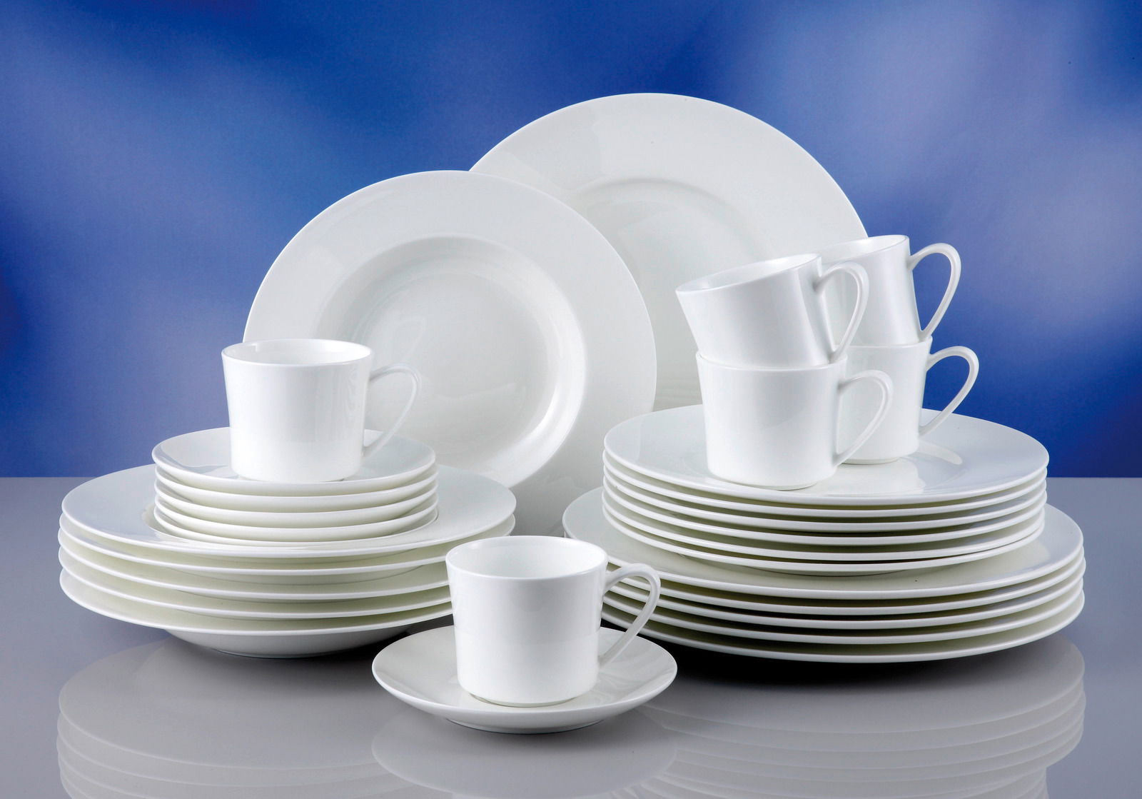 Kombiservice 30-teilig Jade weiß, bestehend aus Tellern und Tassen, seitliche Perspektive
