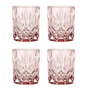 Vier elegante Whiskybecher mit facettiertem Design, aus einer frontalen Perspektive fotografiert.