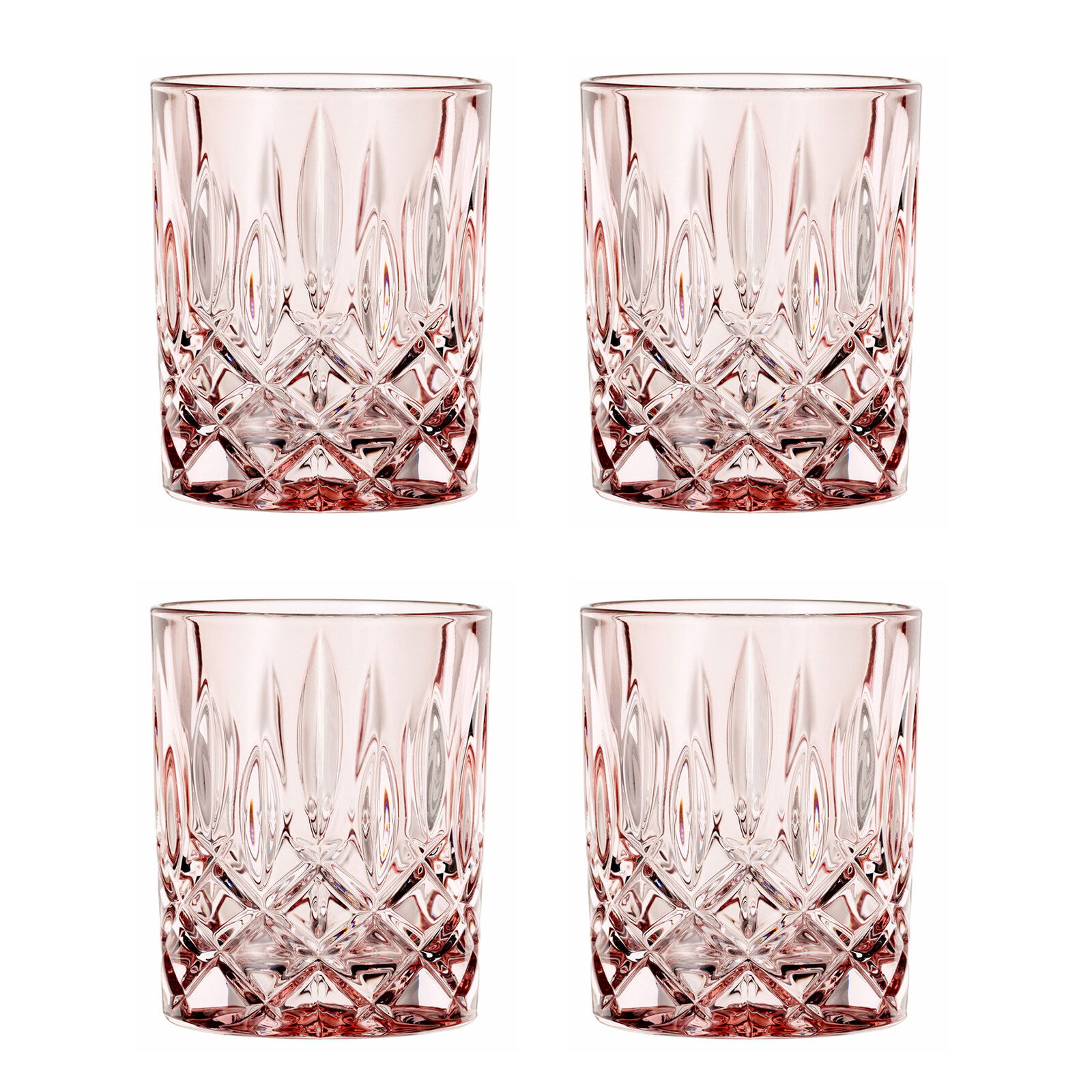 Vier elegante Whiskybecher mit facettiertem Design, aus einer frontalen Perspektive fotografiert.