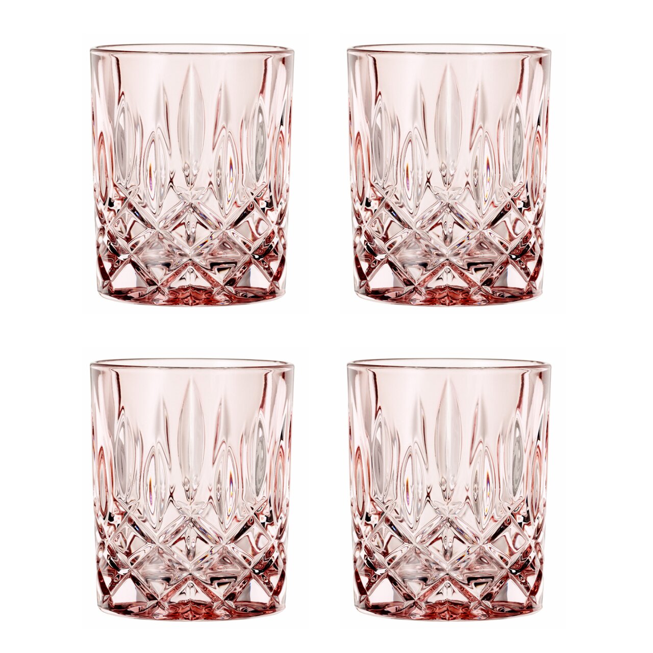Vier elegante Whiskybecher mit facettiertem Design, aus einer frontalen Perspektive fotografiert.