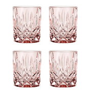 Vier elegante Whiskybecher mit facettiertem Design, aus einer frontalen Perspektive fotografiert.