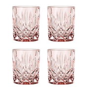 Vier elegante Whiskybecher mit facettiertem Design, aus einer frontalen Perspektive fotografiert.