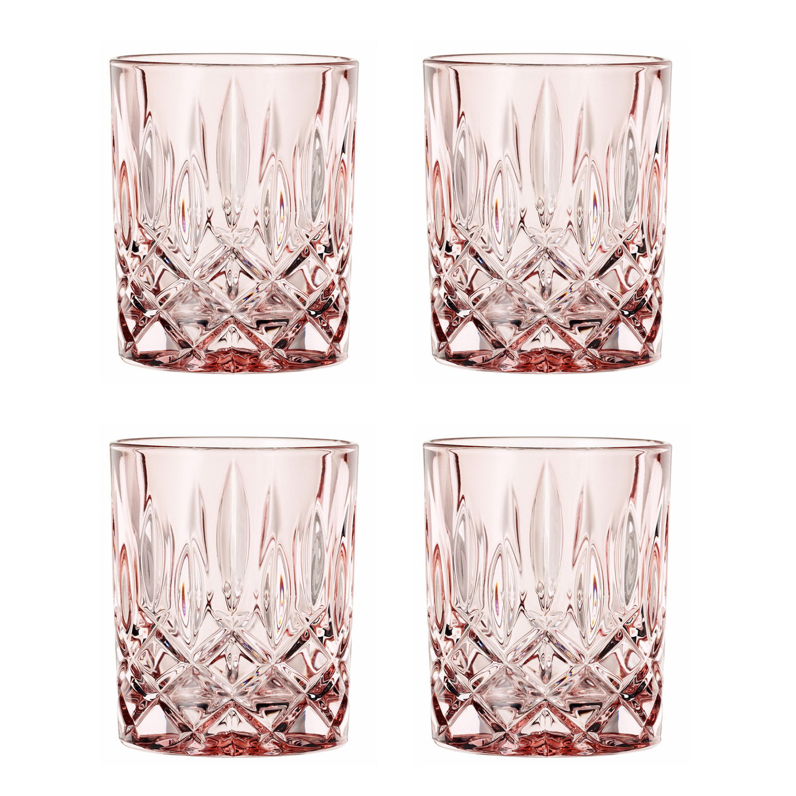 Vier elegante Whiskybecher mit facettiertem Design, aus einer frontalen Perspektive fotografiert.