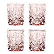 Vier elegante Whiskybecher mit facettiertem Design, aus einer frontalen Perspektive fotografiert.