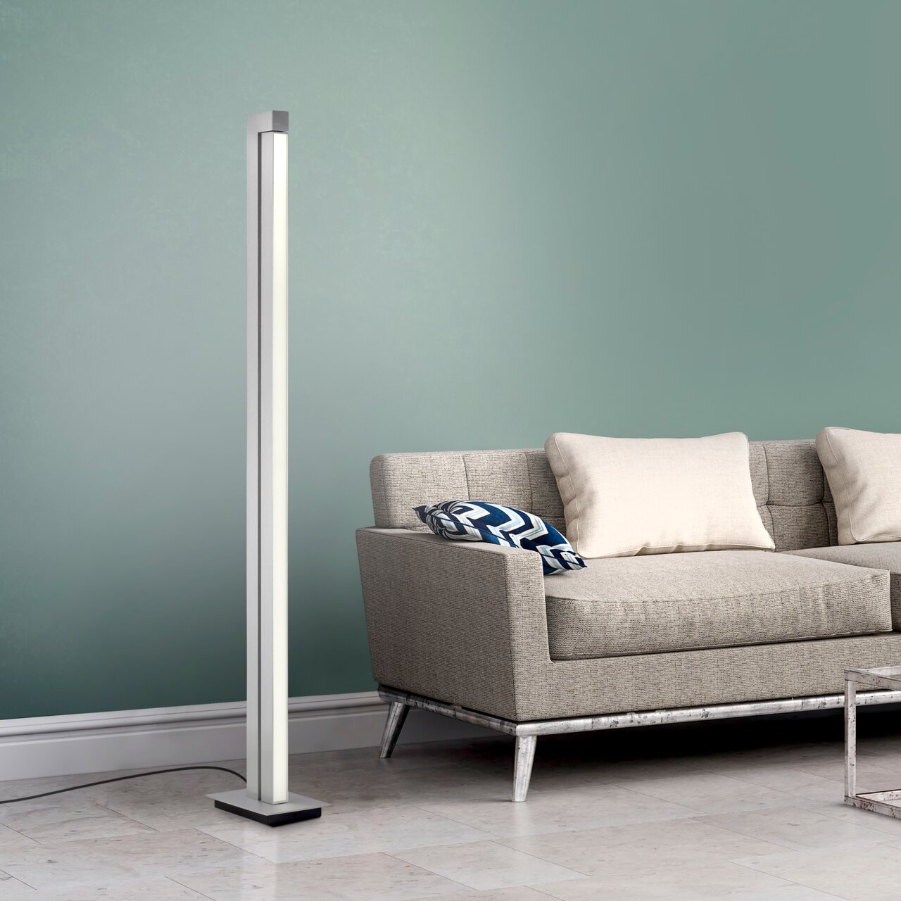Moderne Stehleuchte PURE-LINES in einem Wohnzimmer, seitliche Perspektive
