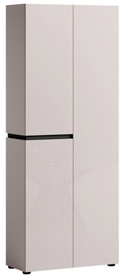 Hoher, moderner zweitüriger Schrank in Hellgrau/Beige mit schwarzer Zierfuge und dezentem Glas-/Vitrineneinsatz, freistehend auf kleinen Füßen, Frontansicht leicht schräg von links
