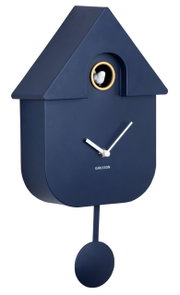 Moderne blaue Kuckucksuhr mit Pendel, seitliche Perspektive