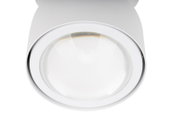 LED-Strahler in Nahaufnahme von oben, mit weißem Gehäuse und gewölbter Glasabdeckung.
