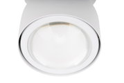 LED-Strahler in Nahaufnahme von oben, mit weißem Gehäuse und gewölbter Glasabdeckung.