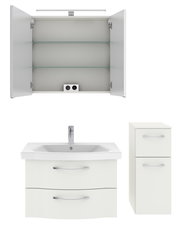 Badezimmermöbel-Set bestehend aus einem geöffneten Spiegelschrank mit Beleuchtung, einem Waschbeckenunterschrank mit zwei Schubladen und einem hohen Seitenschrank mit zwei Fächern, frontal betrachtet.