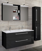 Modernes Badmöbel-Set in Schwarz mit Doppelwaschtisch, Spiegelschrank mit Ablage und LED-Leuchten sowie hohem Seitenschrank, frontal in leichter Schrägansicht von links.