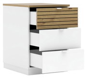 Witte kast met drie lades, bovenste lade met houten front, aanzicht van linksvoor