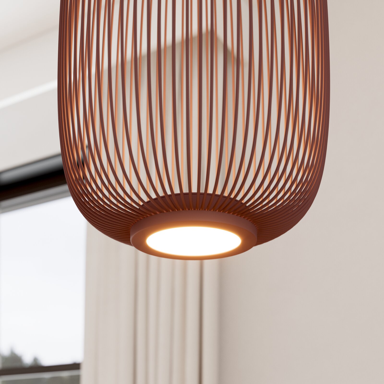 Moderne Pendelleuchte mit filigranem, korbähnlichem Lampenschirm aus braunem Metall und warm leuchtendem LED-Diffusor, Detailaufnahme von unten (Untersicht) in hellem Wohnraum